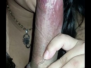 Primer plano Mamando la polla y Lamiendo el frenillo con la lengua