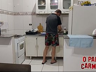 coroa sozinho peladao na cozinha